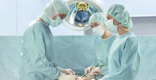 Arzt und OP-Schwestern während einer Operation